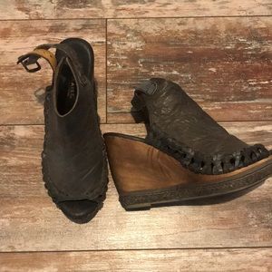 Very Volatile wedge heels